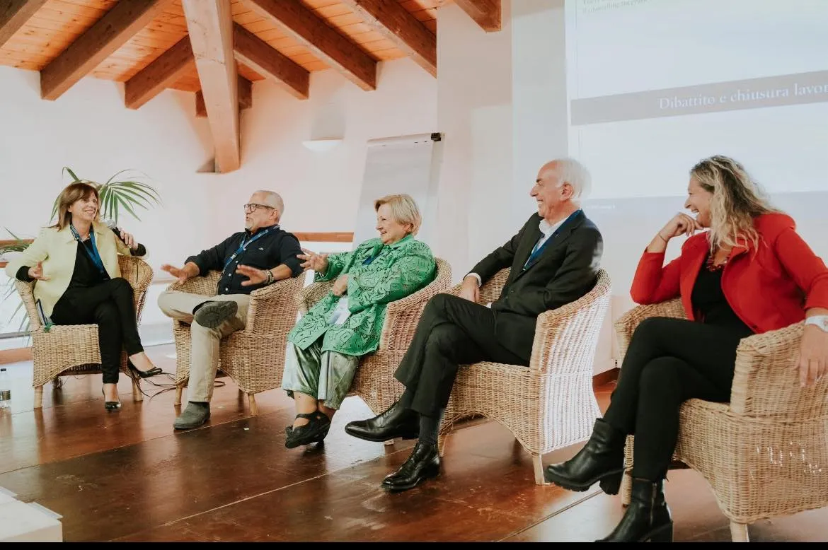 Identità comune, pluralismo metodologico e dialogo teoria–prassi nel counselling